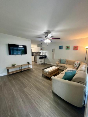 2 min walk to beach with free parking at Lauderdale 21-3
